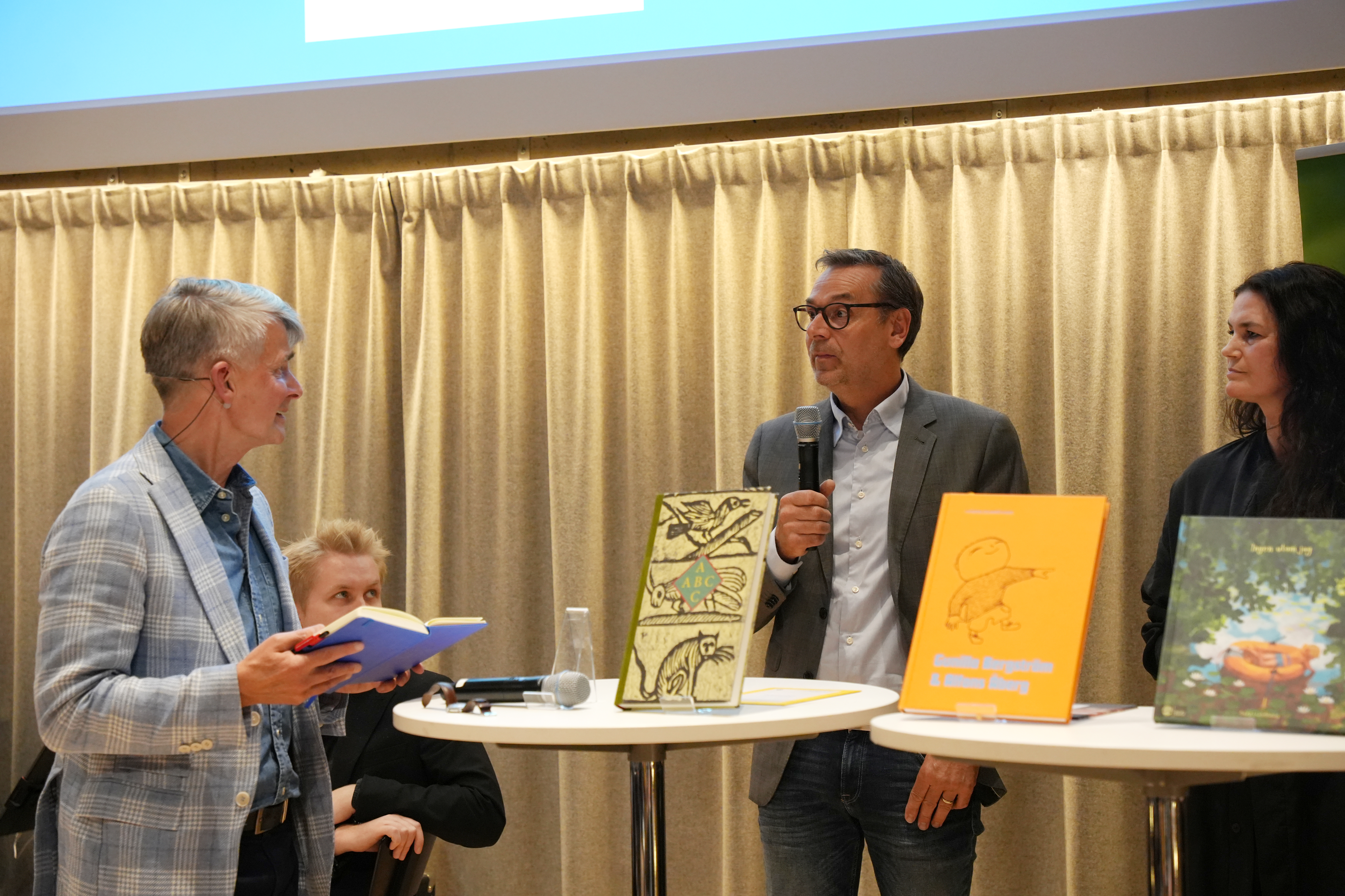 Peter Karlsson, vd för medlemsföretaget Litografen i Vinslöv, tog emot diplom för boken Svenska ABC-böcker och deras djurvärld.