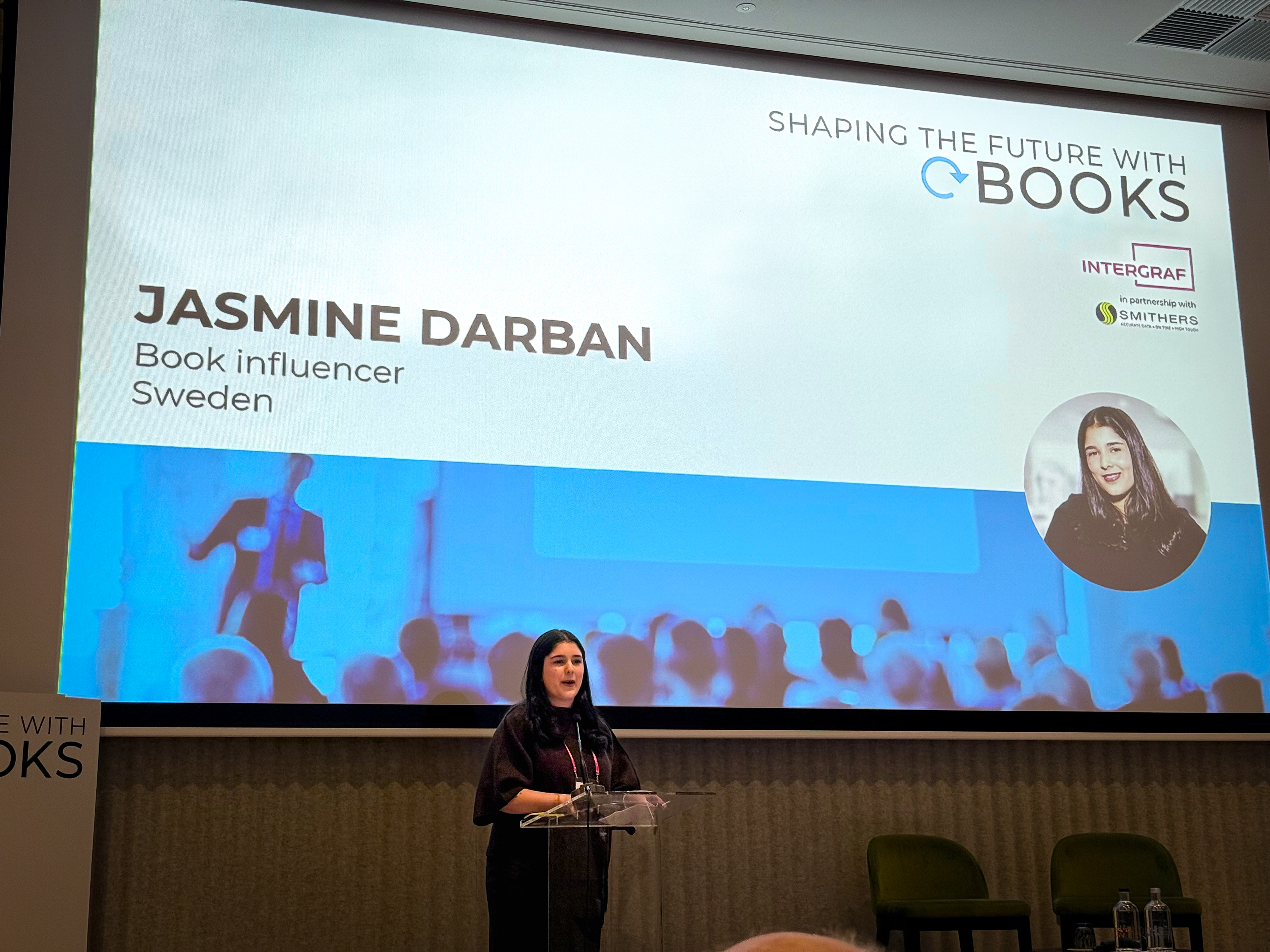 Bild på Jasmine Darban som talar under konferensen Shaping the Future with Books i Bryssel.