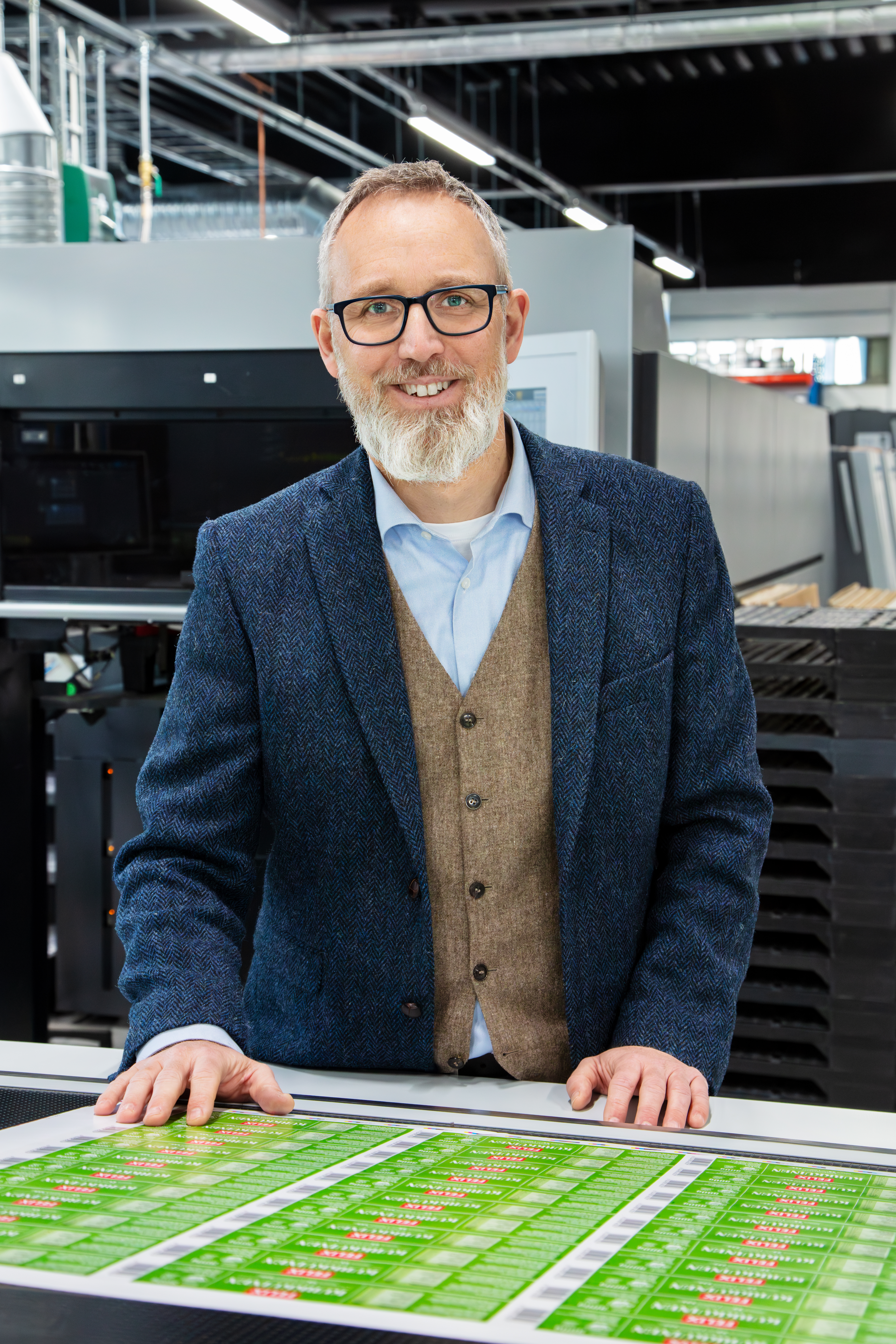 Bild på Nordic Cartons vd Erik Blix vid den nya offsetpressen – en Heidelberg Speedmaster i halvformat. 