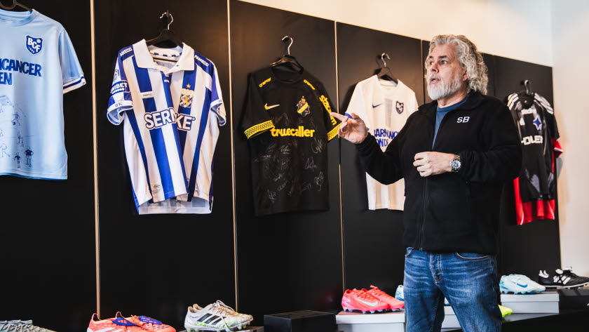 Foto på Brandtowns vd Stephan Burman som visar ett urval av matchtröjor.