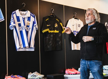 Foto på Brandtowns vd Stephan Burman som visar ett urval av matchtröjor.