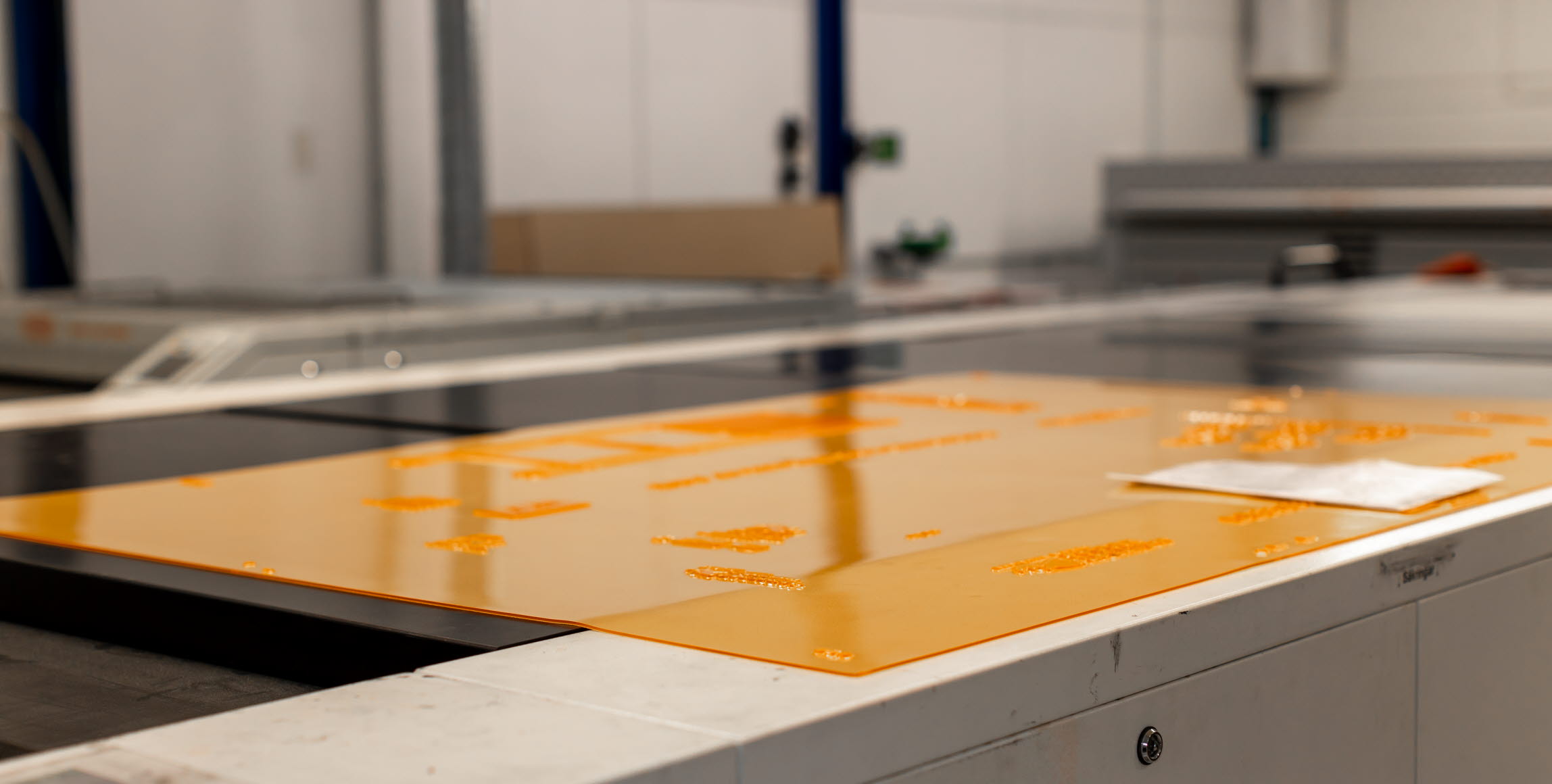 Bild på kliché som används vid flexografiskt tryck. 