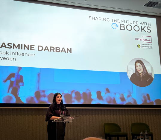 Bild på Jasmine Darban som talar under konferensen Shaping the Future with Books i Bryssel.