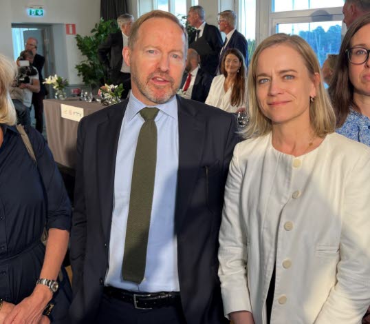 Lena-Liisa Tengblad, vd Gröna arbetsgivare, David Johnsson, vd TMF, Eva Glückman, vd Grafiska Företagen, och Anna Freij, förhandlingschef Grafiska Företagen och TMF, under signeringen av nya huvudavtalet.