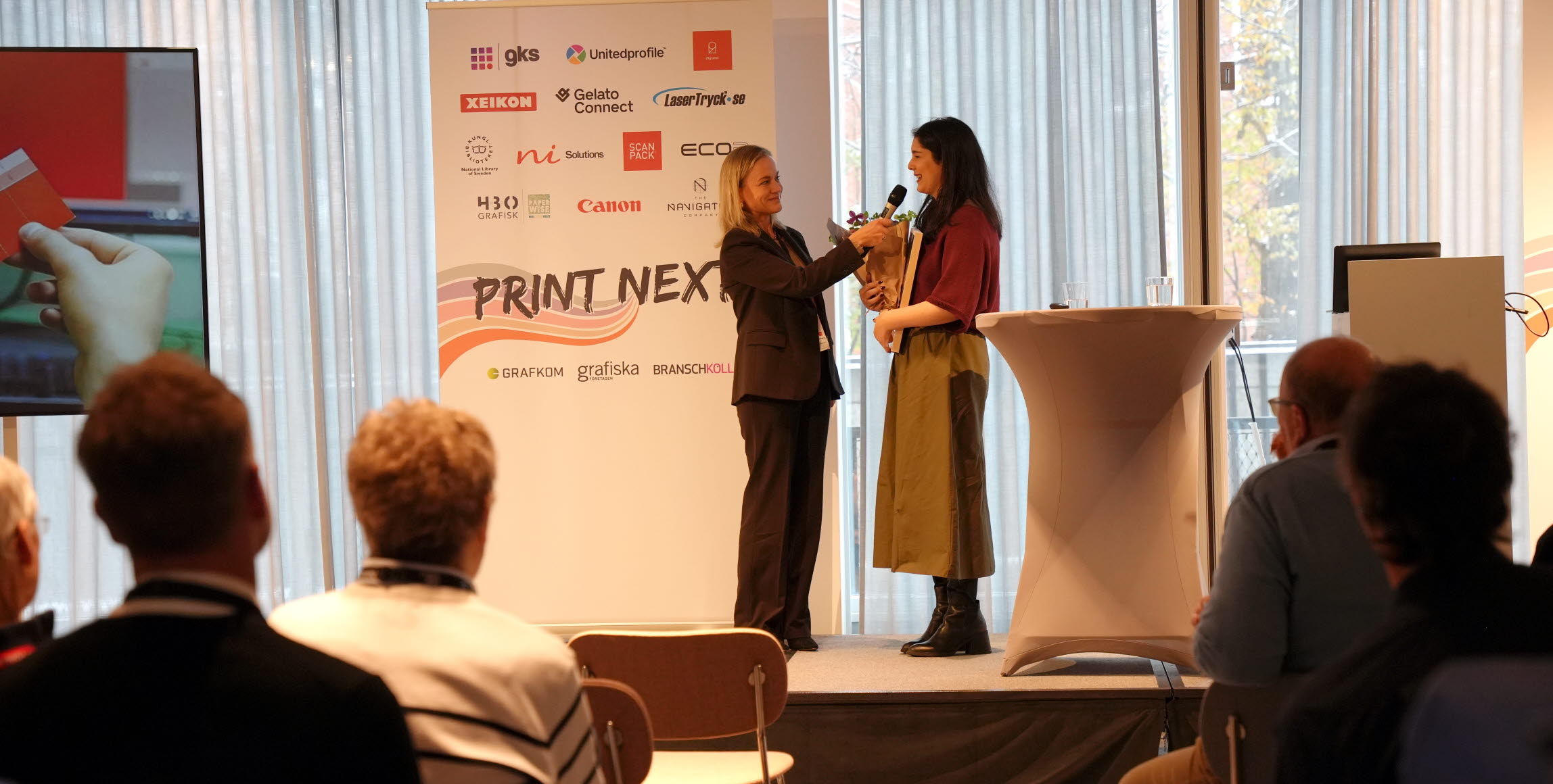 Bild på Eva Glückman, vd Grafiska Företagen, och Jasmin Darban, pristagare av Grafiska Företagen och Medieföretagens stora branschpris.