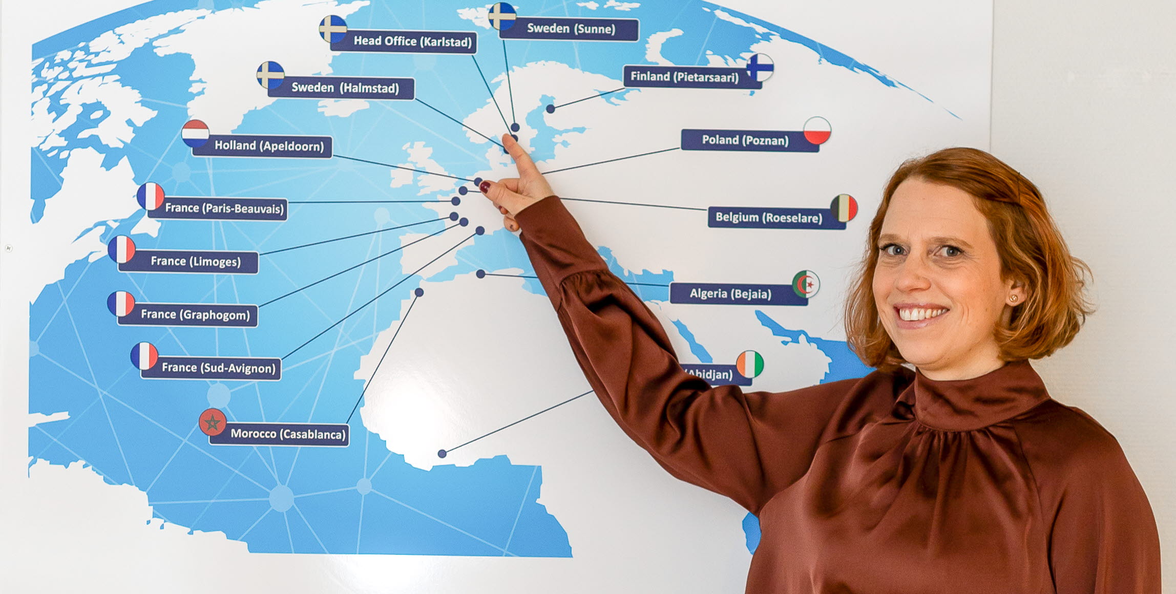 Bild på Sara Novak framför världskartan som visar att Miller Graphics har verksamhet i nio länder..