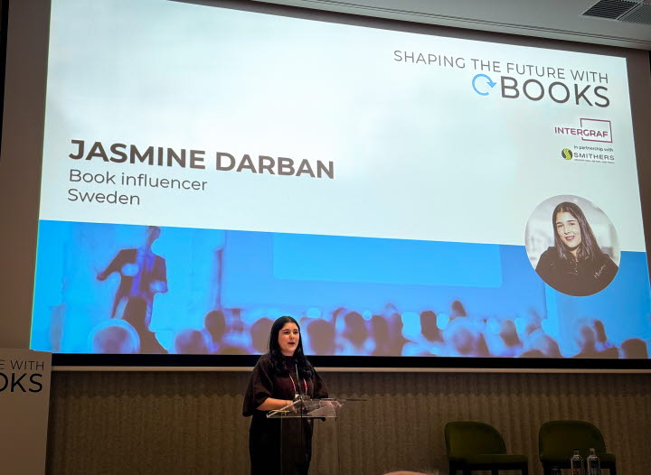 Bild på Jasmine Darban som talar under konferensen Shaping the Future with Books i Bryssel.