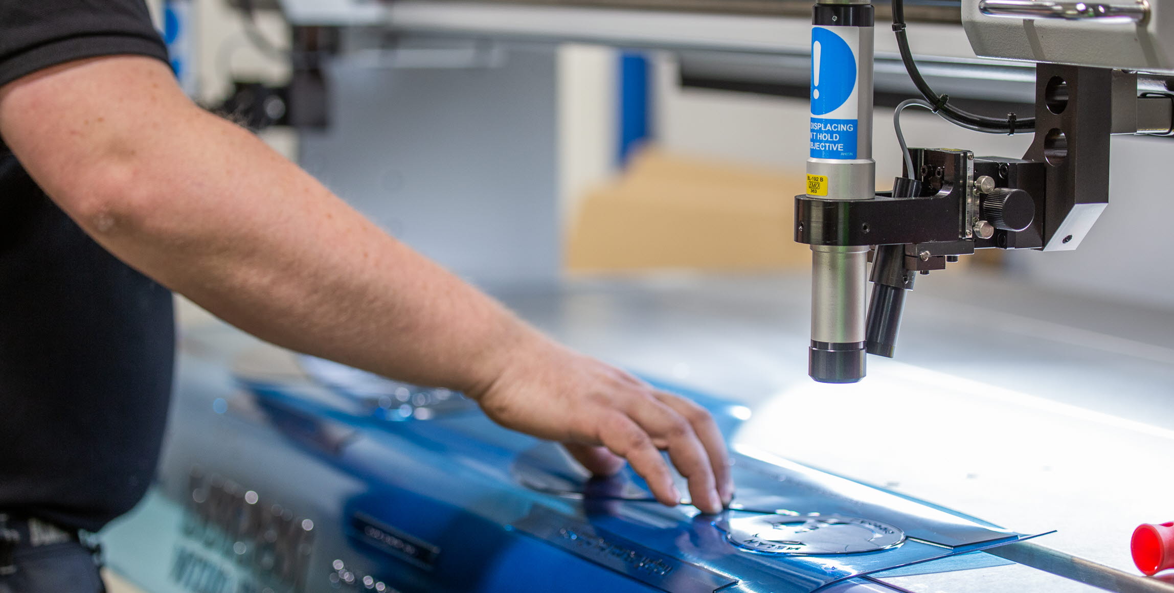 Bild på person som monterar kliché.