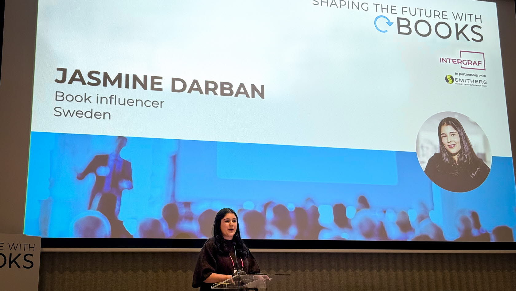 Bild på Jasmine Darban som talar under konferensen Shaping the Future with Books i Bryssel.