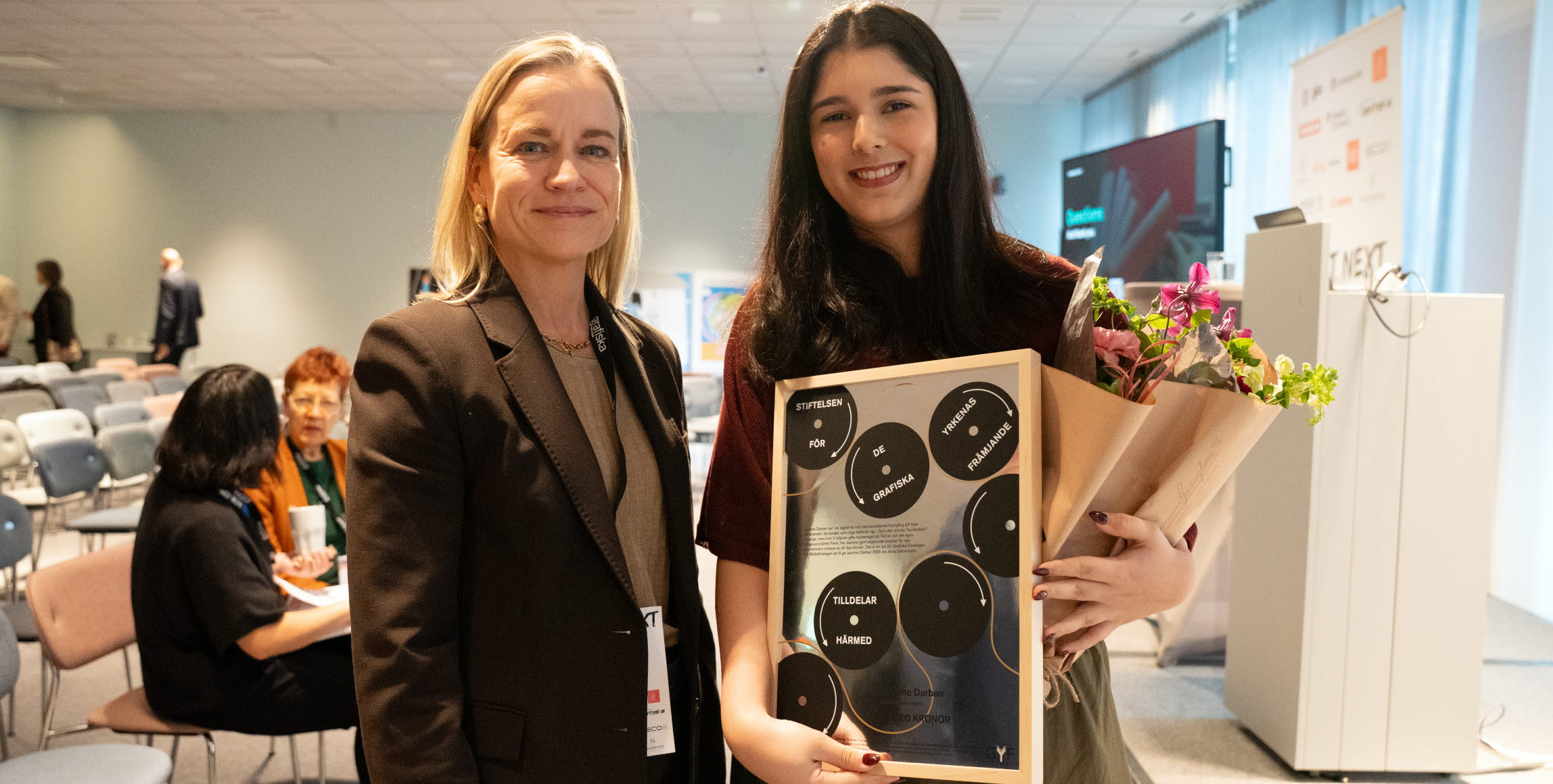 Bild på Eva Glückman, vd Grafiska Företagen, och Jasmin Darban, pristagare av Grafiska Företagen och Medieföretagens stora branschpris.